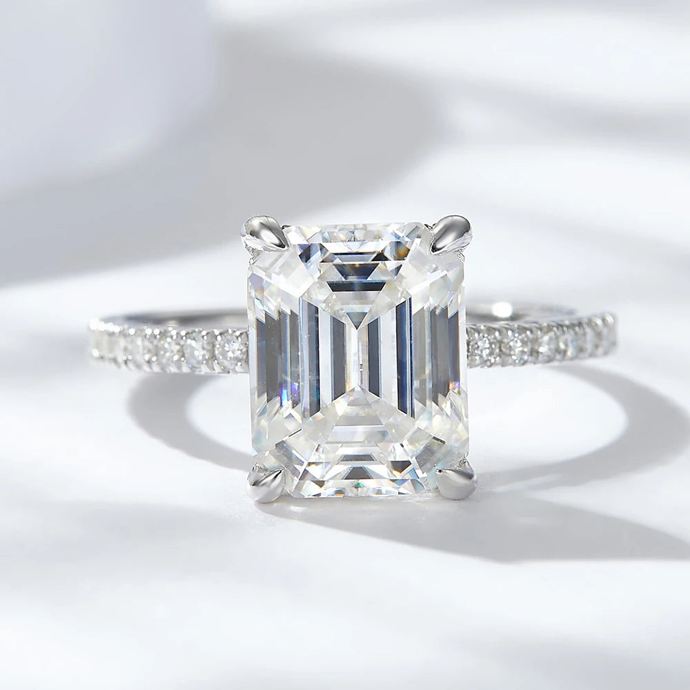 Emerald 4CT Moissanite Ring