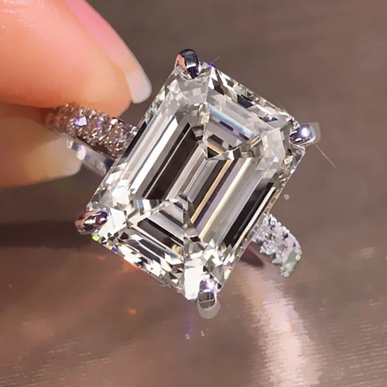 Emerald 4CT Moissanite Ring